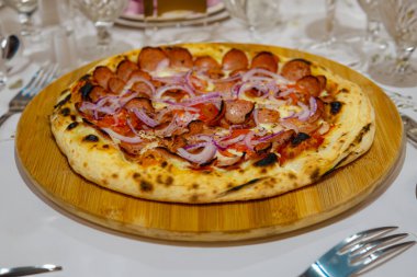 Sıcak bir atmosferde kırsal sanatsal pizza.