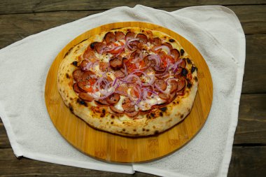 Sıcak bir atmosferde kırsal sanatsal pizza.