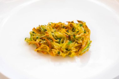 Pırasalı pirinç kroket, kabak, kızarmış sebze.