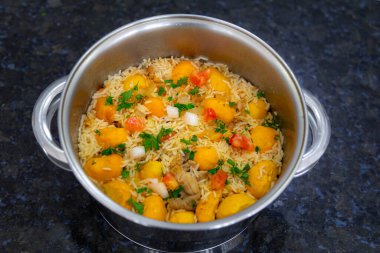 Geleneksel Brezilya yemeği pilavı, tavuk ve pequi (caryocar brasileinse) Galinhada goiana olarak bilinir.