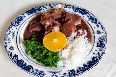 Geleneksel ve gerçek Brezilya feijoada 'sı en otantik ve klasik malzemelerle hazırlandı