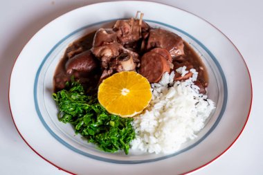 Geleneksel ve gerçek Brezilya feijoada 'sı en otantik ve klasik malzemelerle hazırlandı