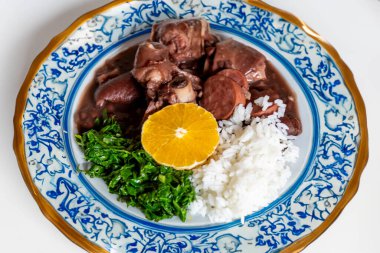 Geleneksel ve gerçek Brezilya feijoada 'sı en otantik ve klasik malzemelerle hazırlandı