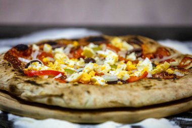 Klasik malzemelerle hazırlanmış hakiki Portekiz pizzası. Vera pizza. 