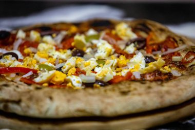 Klasik malzemelerle hazırlanmış hakiki Portekiz pizzası. Vera pizza. 