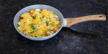 Geleneksel biro-biro pilavı, seçici odak noktasında izole edilmiş.