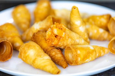 Geleneksel lezzetli pipetler tavuk ve palmiye kalpleriyle doldurulmuş.