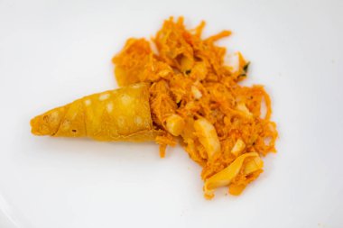 Geleneksel lezzetli pipetler tavuk ve palmiye kalpleriyle doldurulmuş.