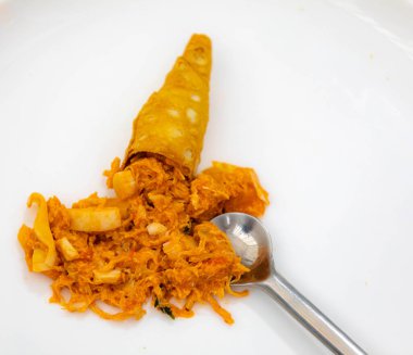 Geleneksel lezzetli pipetler tavuk ve palmiye kalpleriyle doldurulmuş.