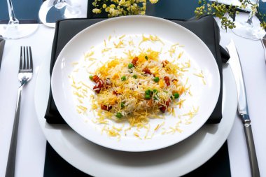 Geleneksel biro-biro pilavı, seçici odak noktasında izole edilmiş.