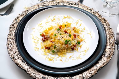 Geleneksel biro-biro pilavı, seçici odak noktasında izole edilmiş.