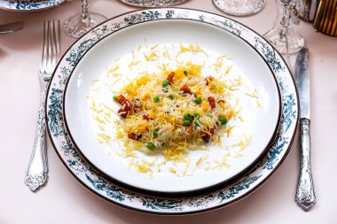 Geleneksel biro-biro pilavı, seçici odak noktasında izole edilmiş.