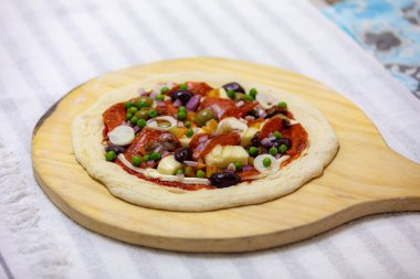 Klasik malzemelerle hazırlanmış hakiki Portekiz pizzası. Vera pizza.