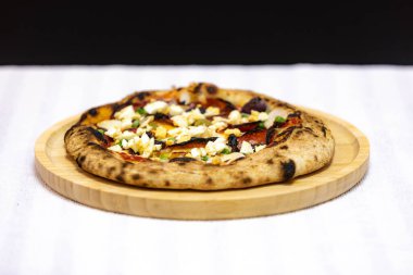 Klasik malzemelerle hazırlanmış hakiki Portekiz pizzası. Vera pizza.