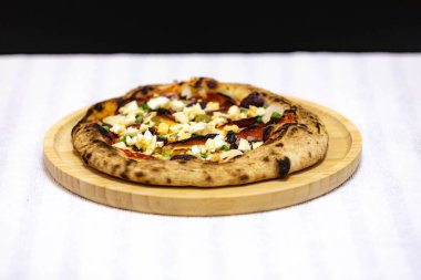 Klasik malzemelerle hazırlanmış hakiki Portekiz pizzası. Vera pizza.