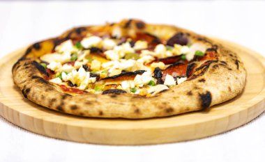 Klasik malzemelerle hazırlanmış hakiki Portekiz pizzası. Vera pizza.