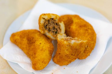 Tüfek olarak bilinen geleneksel atıştırmalık, kıyma ve kızarmış etle doldurulmuş.