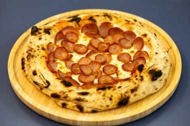 Geleneksel rustik zanaatkar pepperoni ve soğanlı pizza. Calabresa sosisli pizza.