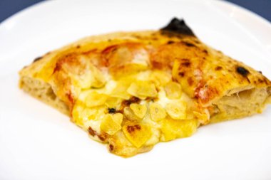 Geleneksel köy pizzası dört peynirli, sarımsaklı, yağlı ve armutlu Gorgonzola.