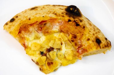 Geleneksel köy pizzası dört peynirli, sarımsaklı, yağlı ve armutlu Gorgonzola.