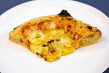 Geleneksel köy pizzası dört peynirli, sarımsaklı, yağlı ve armutlu Gorgonzola.