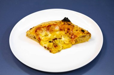 Geleneksel köy pizzası dört peynirli, sarımsaklı, yağlı ve armutlu Gorgonzola.