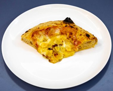 Geleneksel köy pizzası dört peynirli, sarımsaklı, yağlı ve armutlu Gorgonzola.