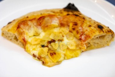 Geleneksel köy pizzası dört peynirli, sarımsaklı, yağlı ve armutlu Gorgonzola.