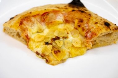 Geleneksel köy pizzası dört peynirli, sarımsaklı, yağlı ve armutlu Gorgonzola.