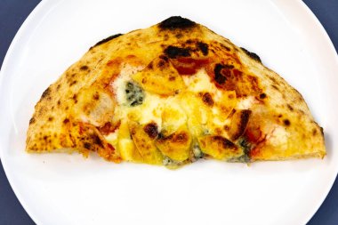 Geleneksel köy pizzası dört peynirli, sarımsaklı, yağlı ve armutlu Gorgonzola.