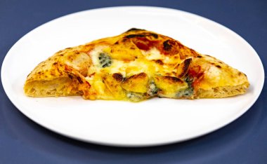 Geleneksel köy pizzası dört peynirli, sarımsaklı, yağlı ve armutlu Gorgonzola.