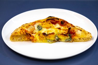 Geleneksel köy pizzası dört peynirli, sarımsaklı, yağlı ve armutlu Gorgonzola.