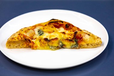 Geleneksel köy pizzası dört peynirli, sarımsaklı, yağlı ve armutlu Gorgonzola.