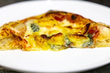 Geleneksel köy pizzası dört peynirli, sarımsaklı, yağlı ve armutlu Gorgonzola.