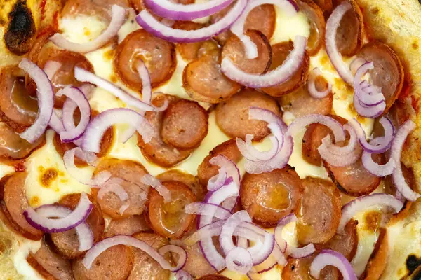 Geleneksel rustik zanaatkar pepperoni ve soğanlı pizza. Calabresa sosisli pizza.