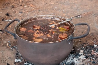 Kır tavasında geleneksel Brezilya feijoada 'sı