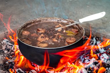 Kır tavasında geleneksel Brezilya feijoada 'sı