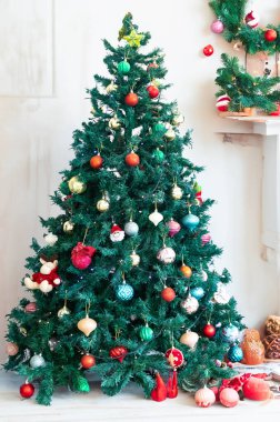 Süslü yılbaşı ağacıyla harika bir Noel sahnesi