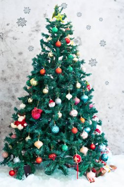 Süslü yılbaşı ağacıyla harika bir Noel sahnesi