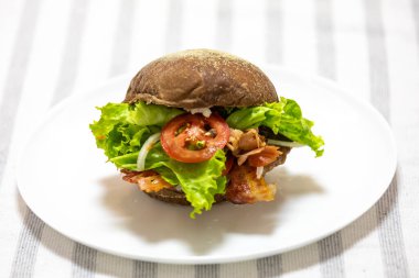  Avustralya ekmeğine pastırmalı ve salatalı sandviç.