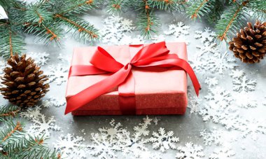 Geleneksel Noel tarzı, Noel dekorasyonu hediye paketi, kar taneleri.