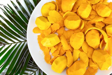 Geleneksel ve egzotik Brezilya yemeği pilav, tavuk ve pequi (caryocar brasileinse) 