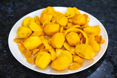 Geleneksel ve egzotik Brezilya yemeği pilav, tavuk ve pequi (caryocar brasileinse) 