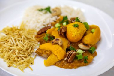 Geleneksel ve egzotik Brezilya yemeği pilav, tavuk ve pequi (caryocar brasileinse) 