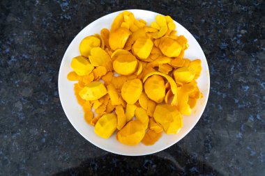 Geleneksel ve egzotik Brezilya yemeği pilav, tavuk ve pequi (caryocar brasileinse) 