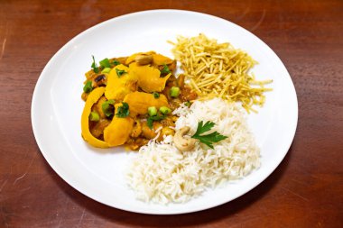 Geleneksel ve egzotik Brezilya yemeği pilav, tavuk ve pequi (caryocar brasileinse) 