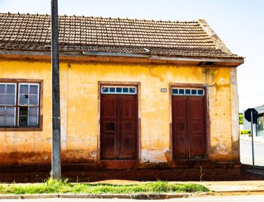 Eski terk edilmiş ev zamanla yıpranmış, antika ve eski tarz.