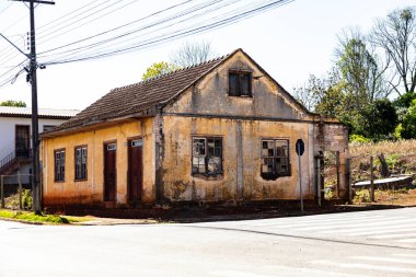 Eski terk edilmiş ev zamanla yıpranmış, antika ve eski tarz.