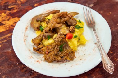 Geleneksel ve kırsal Brezilya yemeği, polentalı tavuk. Gerçek yemek.
