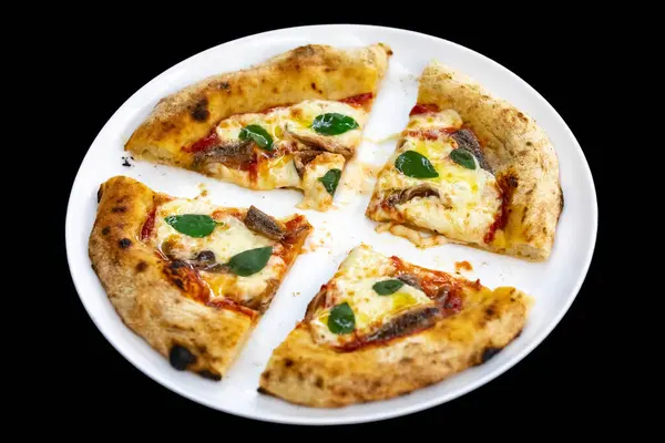 Siyah arkaplanda ançüez pizza izole edilmiş.